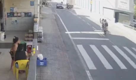 VÍDEO: No ES, motociclista faz ‘cavalo de pau’, bate em carro e mulher morre