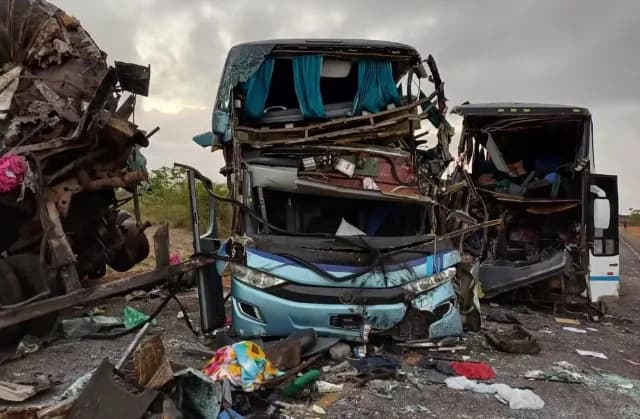 TRAGÉDIA: Cinco pessoas morrem e 23 ficam feridas em acidente entre dois ônibus e uma carreta na Bahia
