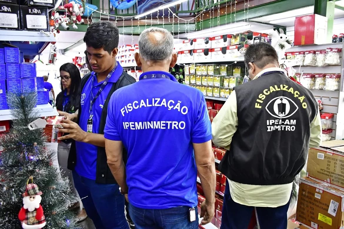 ‘Natal Seguro’: Ipem-AM apreende 2,5 mil produtos irregulares no comércio de Manaus