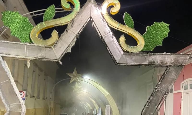 ‘Portal Natalino’ é queimado por vândalos no Centro de Manaus