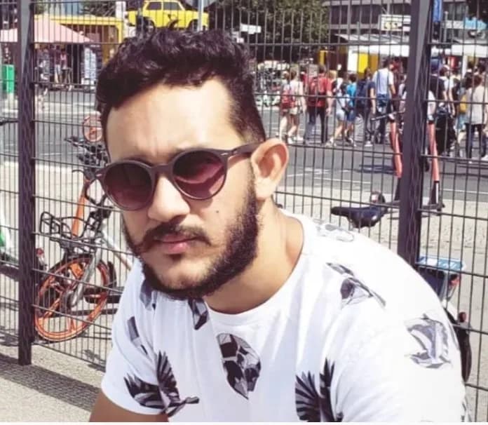 Homem preso por estupro de adolescente em voo paga fiança e é liberado