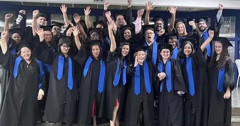 Aos 91 anos, idosa realiza sonho de aprender a ler e escrever e se forma no ensino médio