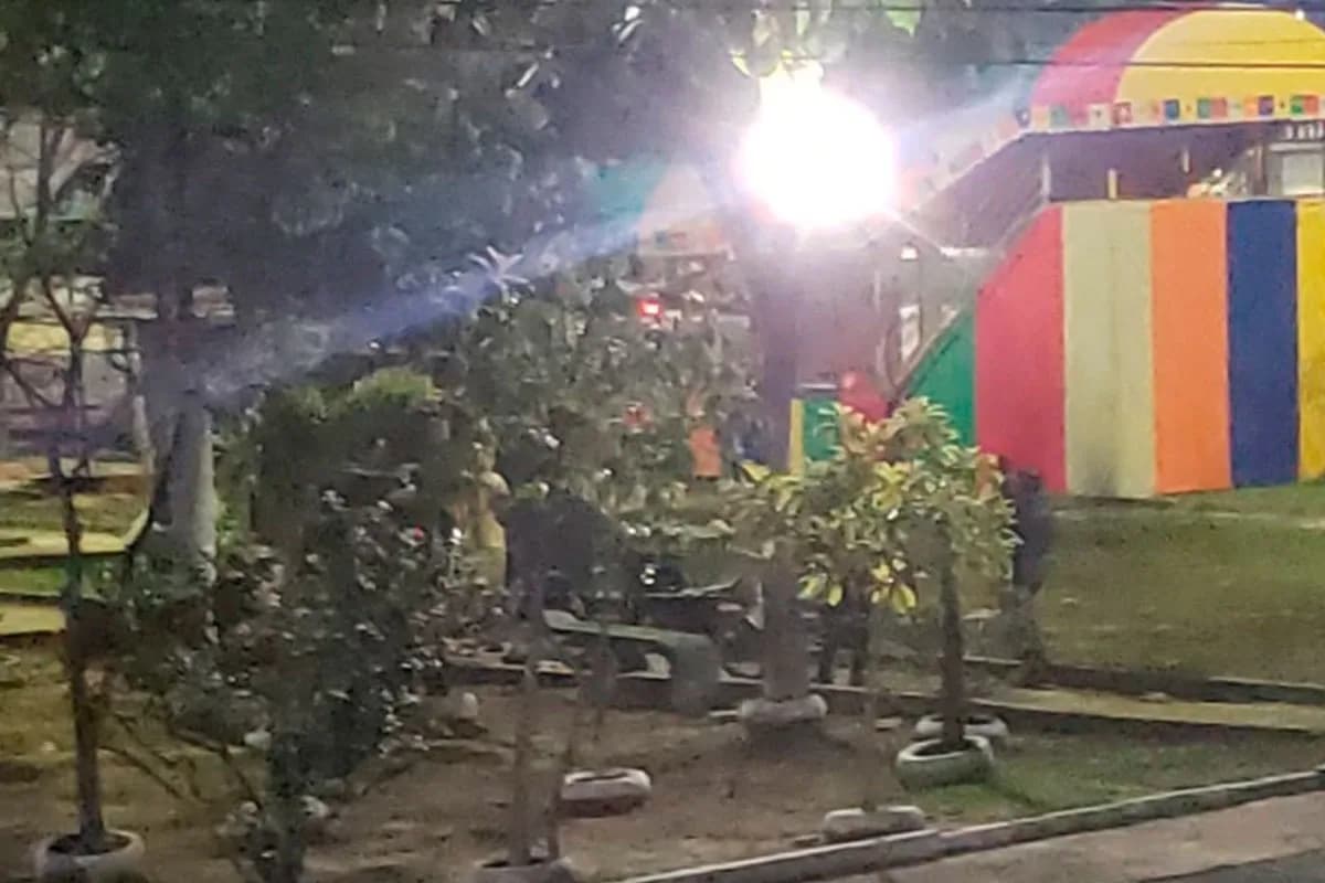 Homem leva tiros e morre sentado em banco de praça, em Manaus