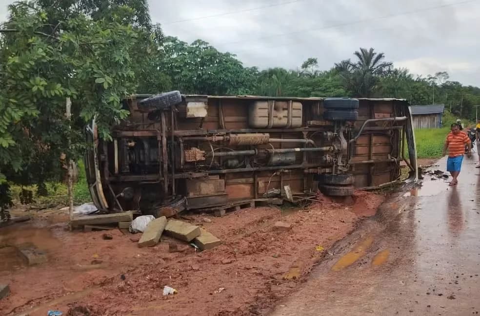 Colisão entre ônibus e moto deixa um morto e três feridos, em Tefé