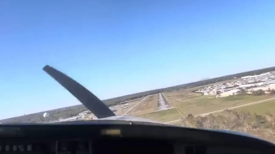 VÍDEO: Avião faz pouso de emergência e se choca com outra aeronave, nos EUA