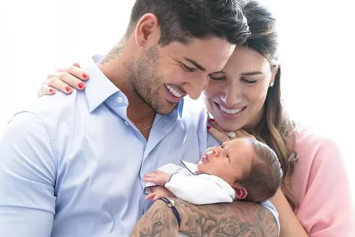 Alexandre Pato mostra foto do filho: “A cara do Silvio Santos”, dizem internautas