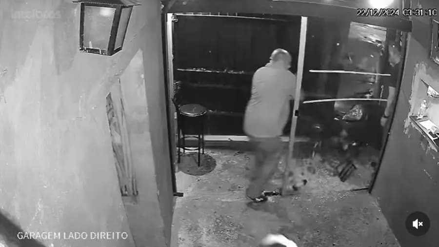 VÍDEO: Homem tenta invadir bar com carro após ser expulso em SP