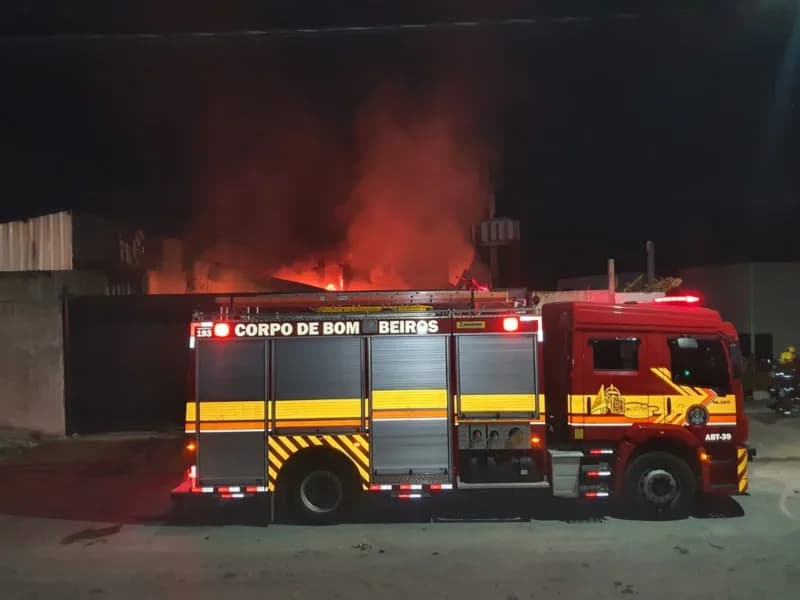 VÍDEO: Incêndio atinge empresa na zona Leste de Manaus e mobiliza Corpo de Bombeiros
