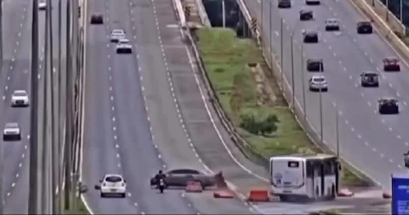 CHOCANTE: Ônibus causa acidente com carro e moto no DF; veja vídeo