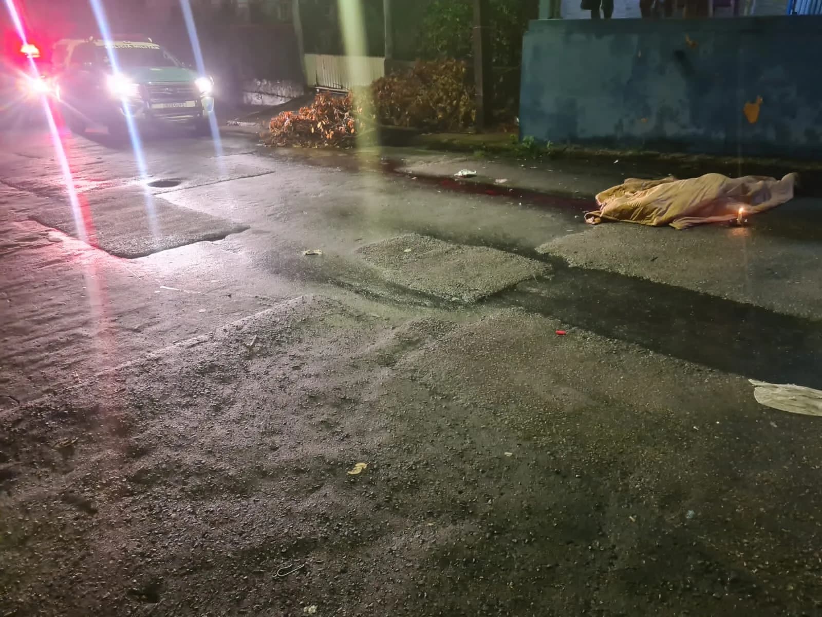 IMAGEM FORTE: Moradores encontram homem morto com 8 facadas em Manaus