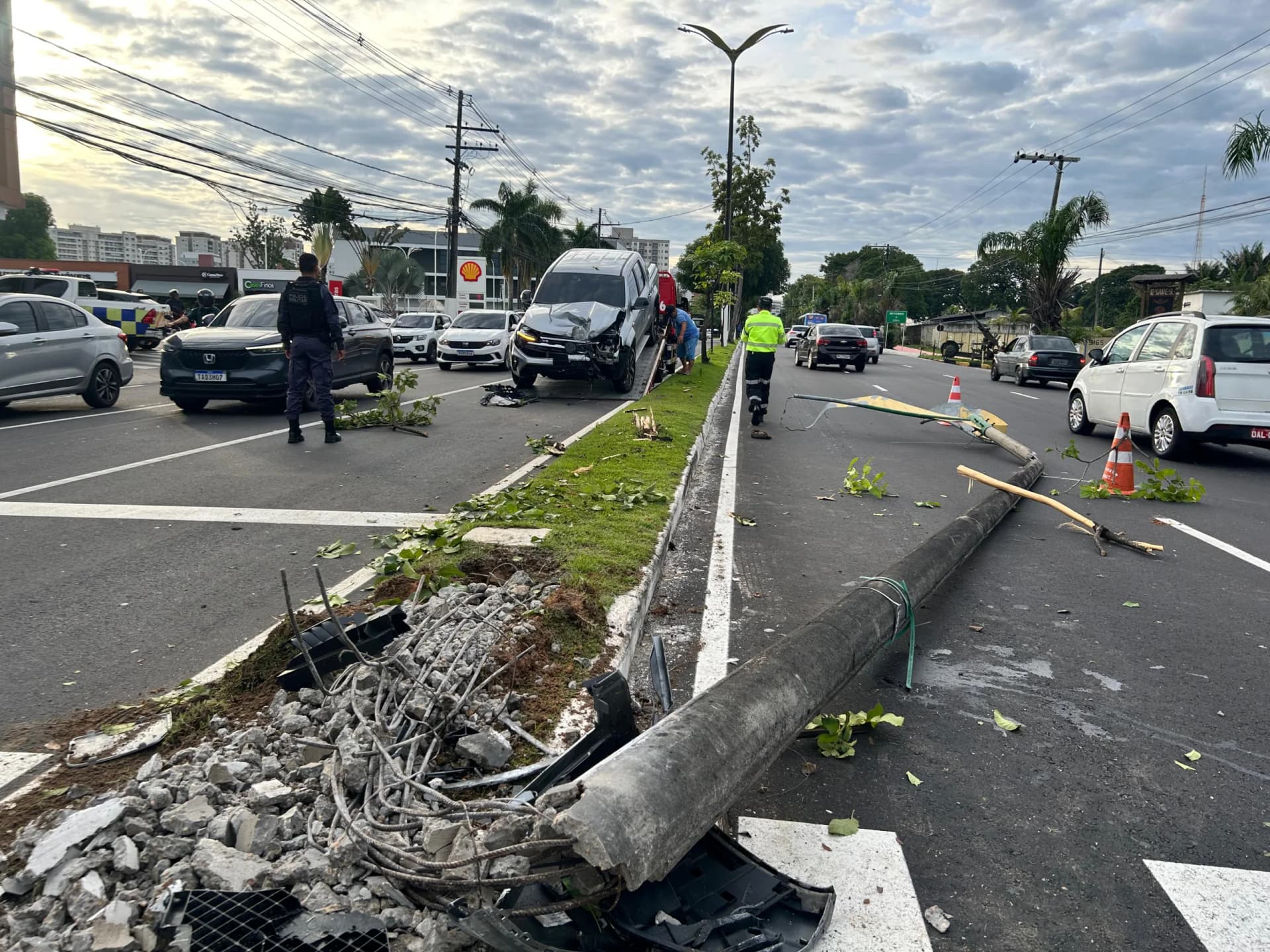 VÍDEO: Motorista perde controle e arranca poste em grave acidente em Manaus