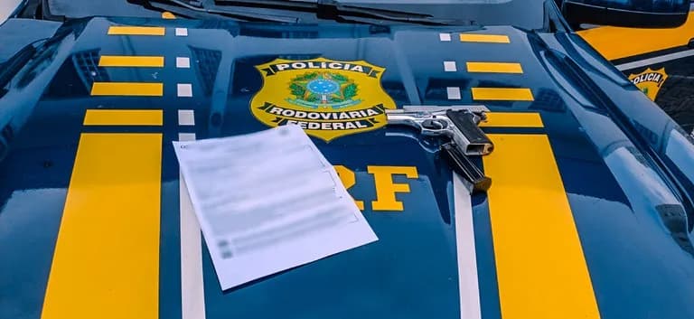 Foragido por homicídio é preso pela PRF com arma roubada na BR-174