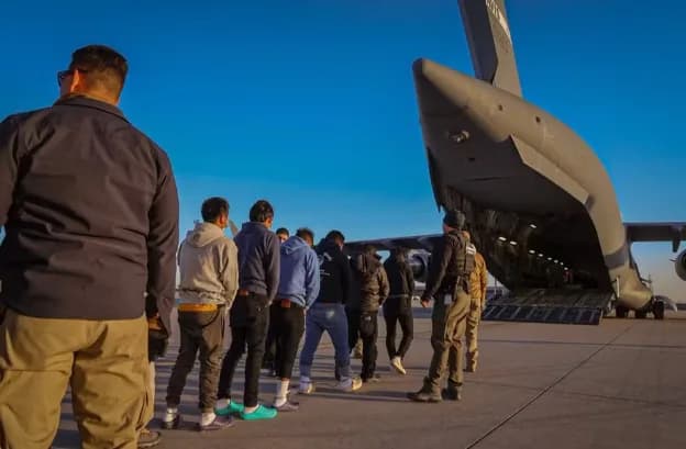 Primeiro voo com deportados dos EUA pousa em Manaus; entenda