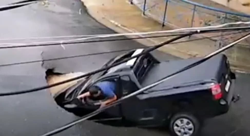 Carro cai em cratera após afundamento de pista em SP