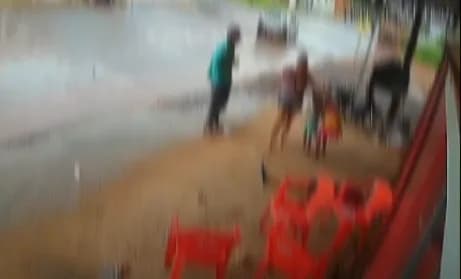 VÍDEO: Mulher com filha no colo é morta a facadas pelo marido