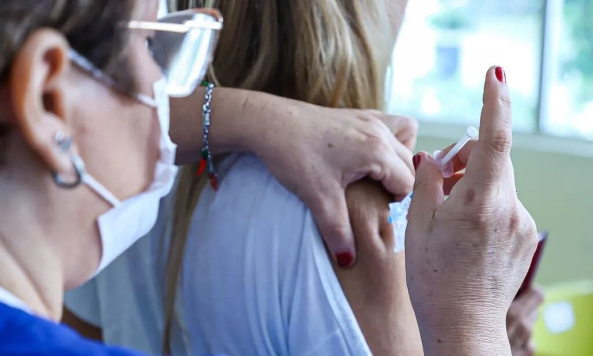 Novas doses de vacina contra covid-19 chegam à Manaus