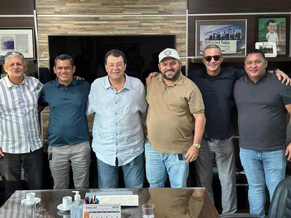 Eduardo Braga se reúne com prefeitos do interior para consolidar alianças