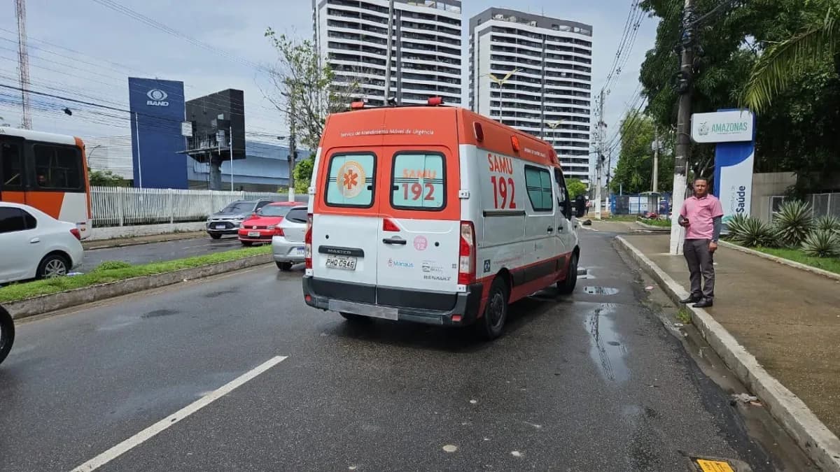 VÍDEO: Motociclista é atingido por ônibus ao tentar ultrapassagem em Manaus