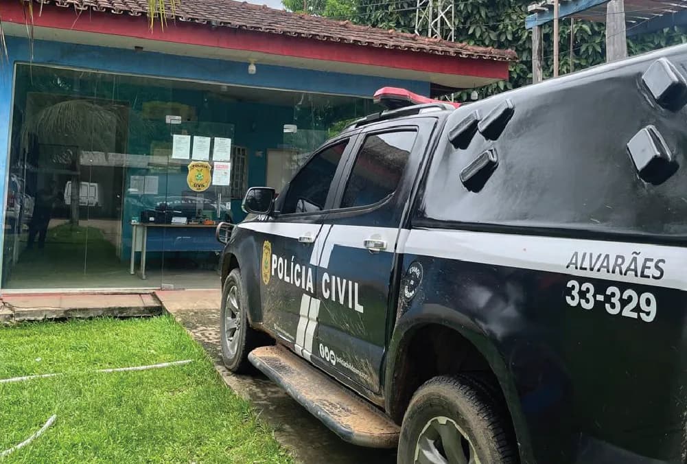 Mulher é presa tentando passar drogas dentro de sacola de farinha para detento no AM