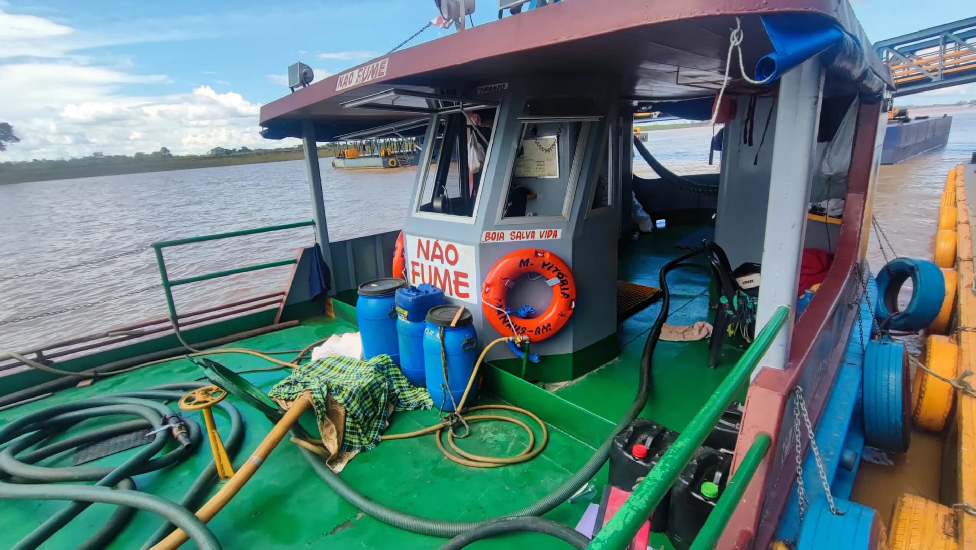Dupla é presa por transporte irregular de 17 mil litros de gasolina no Amazonas