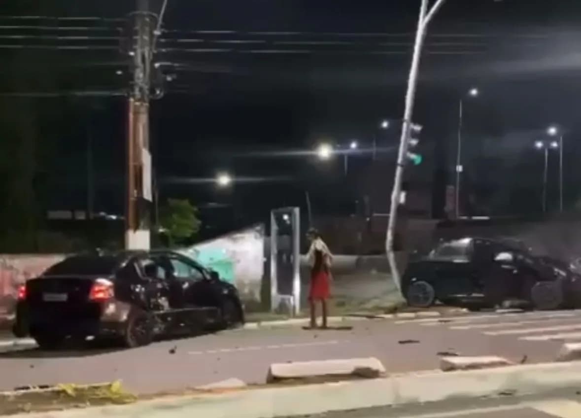 Motorista avança sinal vermelho e bate em veículo na Cachoeirinha
