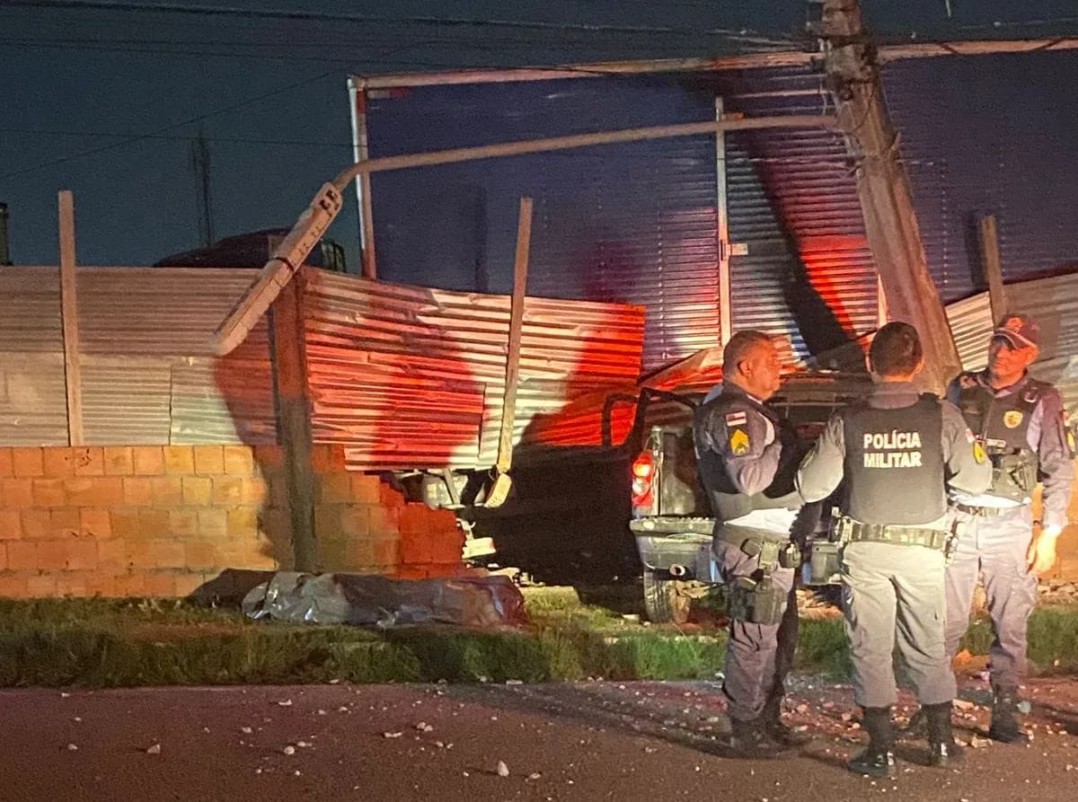 Motorista morre após perder controle de carro e bater em poste em Manaus
