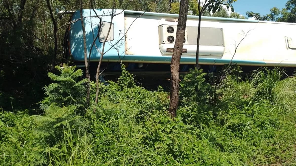Acidente entre ônibus e carro mata motorista em Minas Gerais