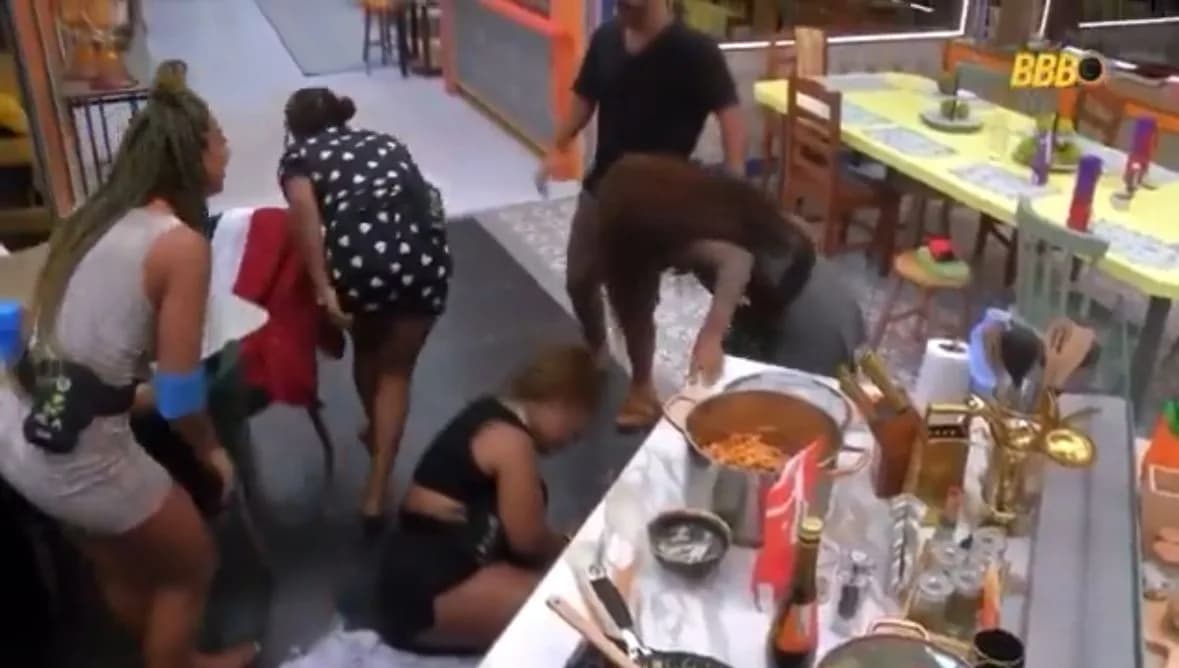 BBB 25: Participante faz xixi nas calças na cozinha da casa