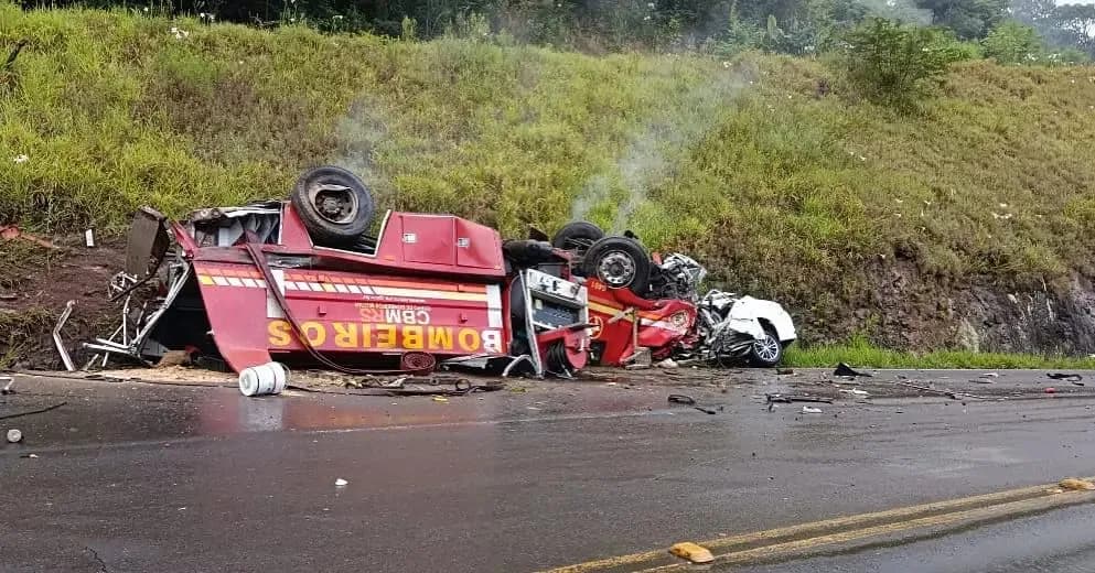 5 pessoas morrem após acidente entre viatura do Corpo de Bombeiros e carro no RS
