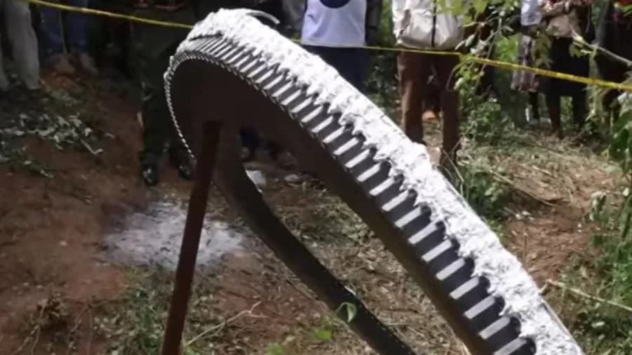 Anel metálico de 500 kg cai do céu sobre vila no Quênia: “Fim do mundo”