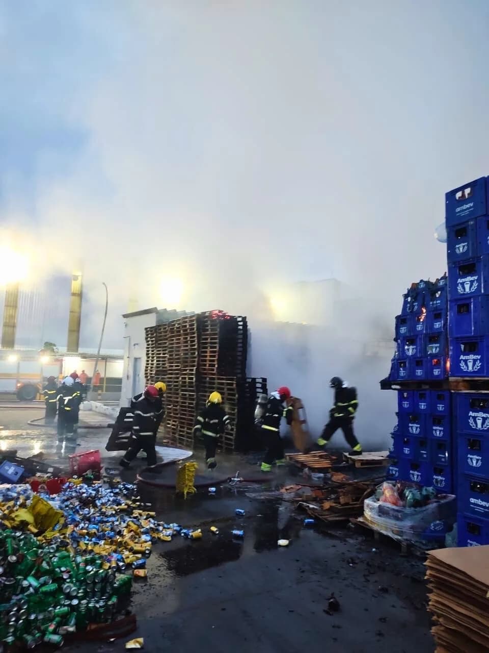 “Enormes labaredas de fogo”, diz Corpo de Bombeiros sobre incêndio na AMBEV