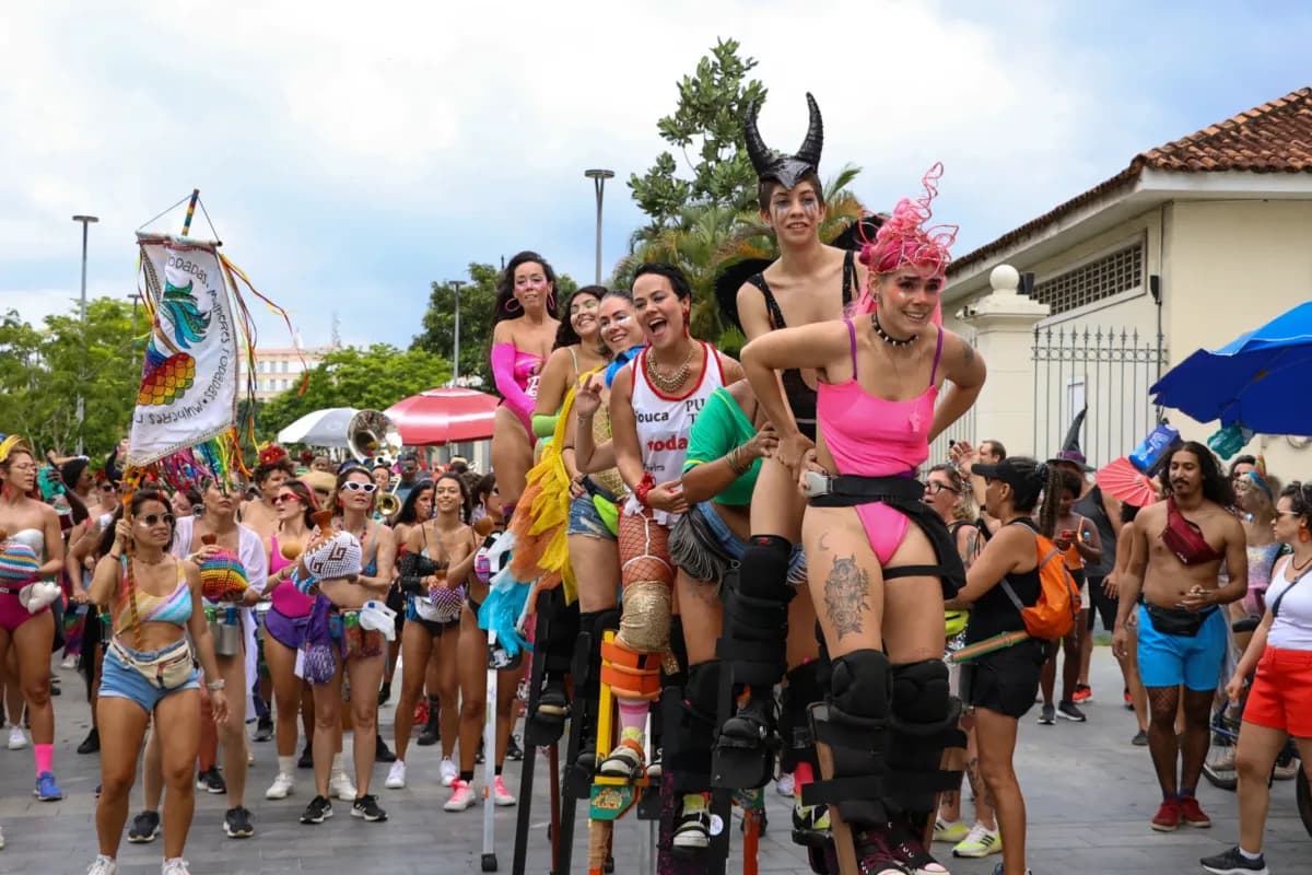 Pernas de pau lideram ritmo do primeiro dia de carnaval antecipado no Rio de Janeiro