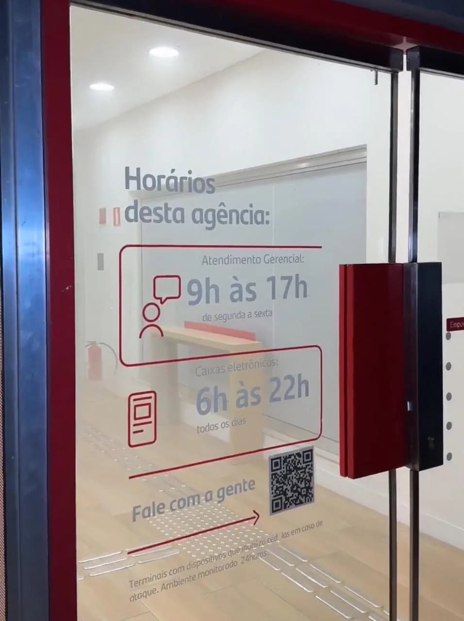 Criminosos arrombam e furtam televisão de agência bancária em Manaus