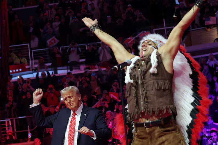VÍDEO: Village People coloca Trump para dançar ao som de Y.M.C.A