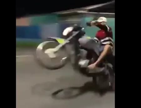 VÍDEO: Jovem leva tombo ao ‘dar grau’ em moto em Manaus