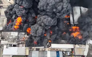VÍDEO: Incêndio atinge fábrica que confecciona fantasias para o carnaval do Rio de Janeiro