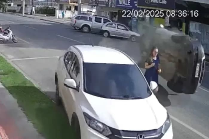 VÍDEO: Mulher escapa por poucos centímetros de acidente em SC