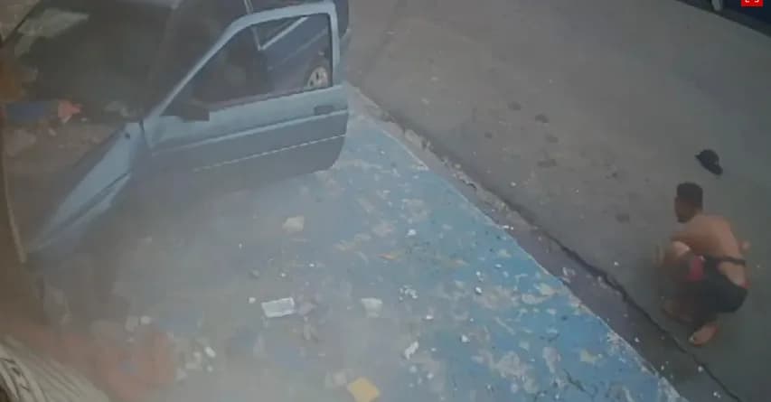 VÍDEO: Em SP, motorista salta de carro furtado antes de batida em loja