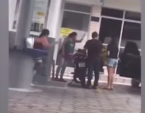 Frentista é agredida por ‘ser muito bonita’ em posto de combustíveis em Manaus