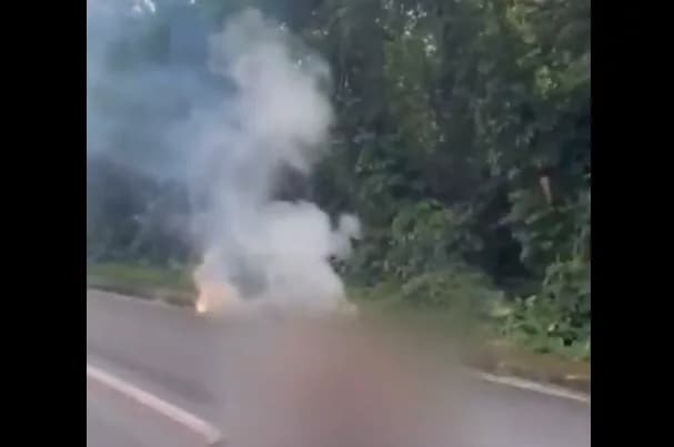 VÍDEOS: Fios de alta tensão caem e pegam fogo em rua de Manaus