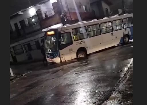 VÍDEO: Ônibus fica “atolado” após cair em buraco durante chuva em Manaus