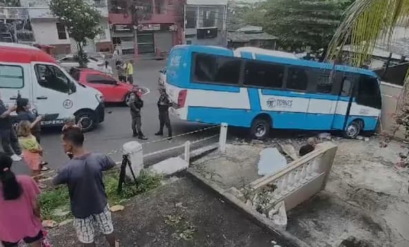 VÍDEO: Técnica de enfermagem tem braço arrancado e morre ao ser atropelada por micro-ônibus em Manaus