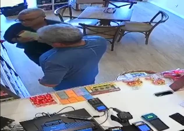 Vovôs do crime: dupla é suspeita de furtar barras de chocolate em loja de Manaus; vídeo