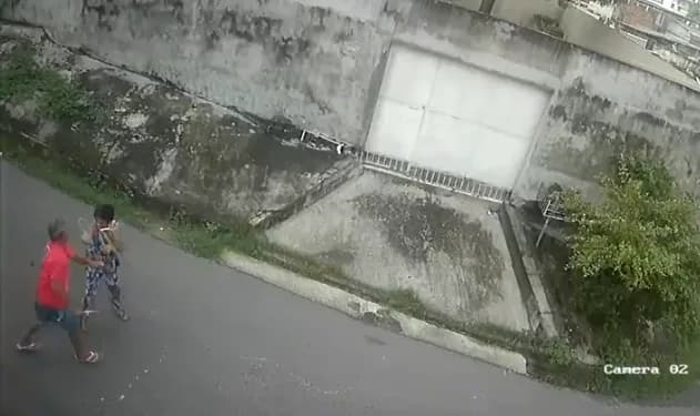Vídeo mostra mulher sendo atacada pelo vizinho com golpes de tesoura em Manaus