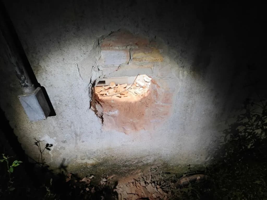 Criminosos fazem buraco e invadem agência bancária em Manicoré