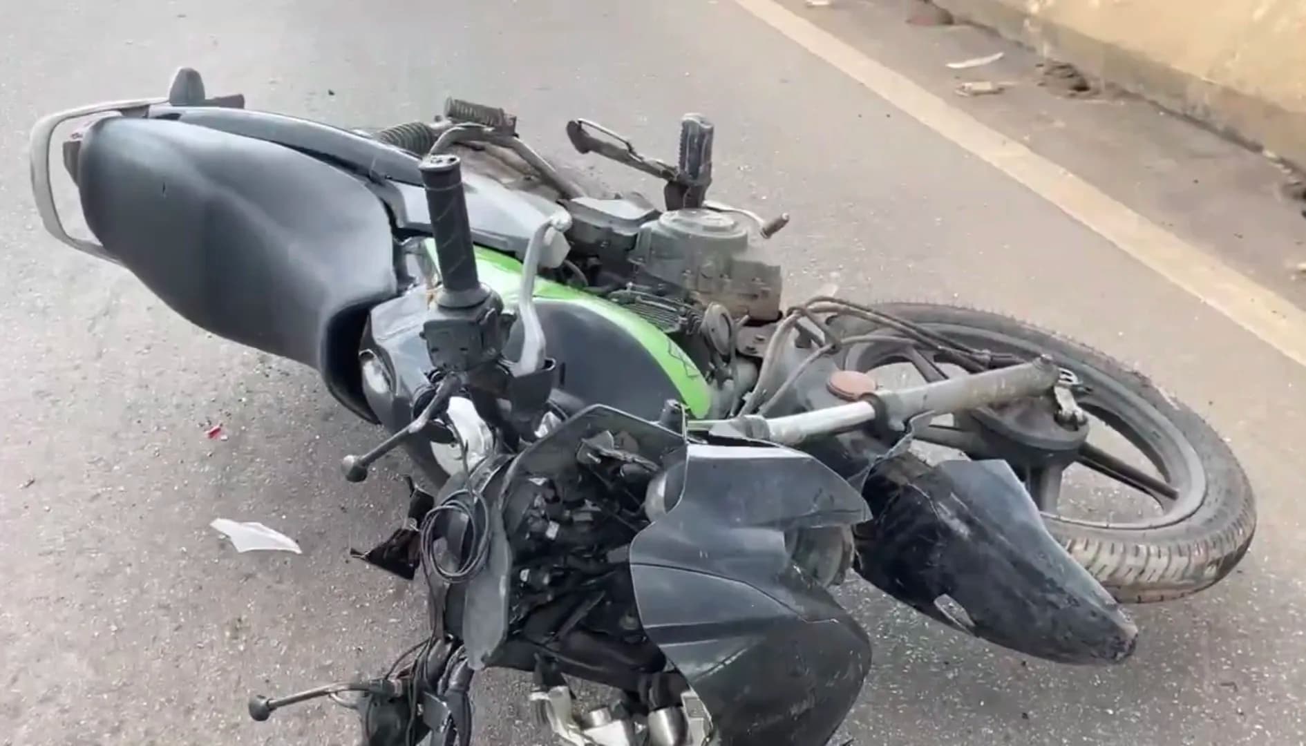 Motociclista por aplicativo e passageira sofrem acidente na Ponte Rio Negro