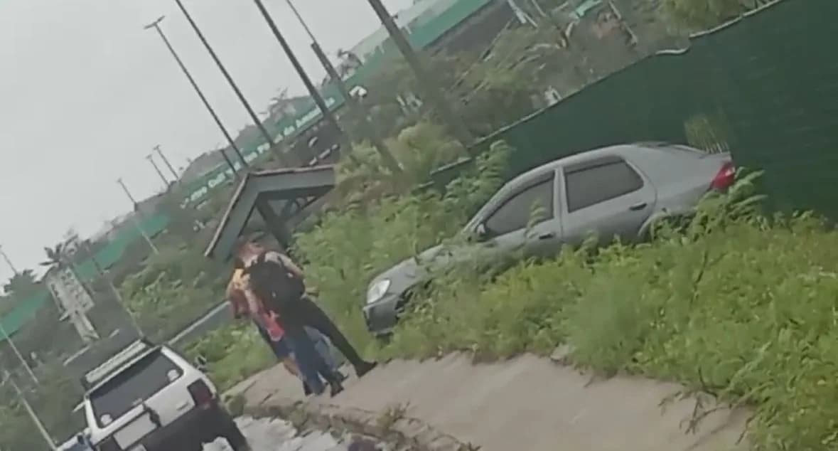 VÍDEO: Carro perde o controle e cai em “barranco” durante chuva em Manaus