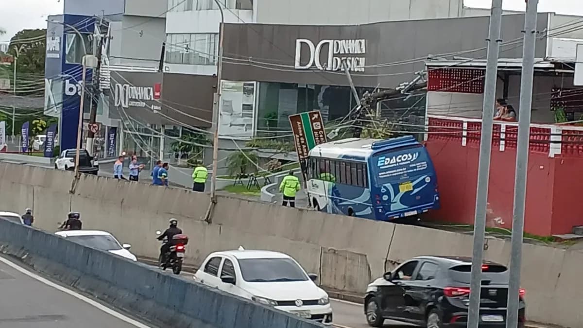 VÍDEO: Micro-ônibus de rota perde controle e arranca poste em avenida de Manaus