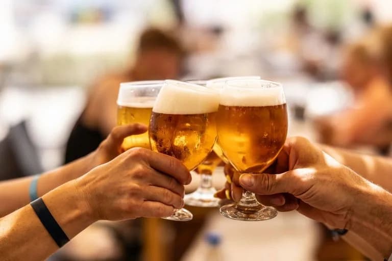 Cerveja: Benefício ou perigo? Descubra os riscos e como beber com consciência