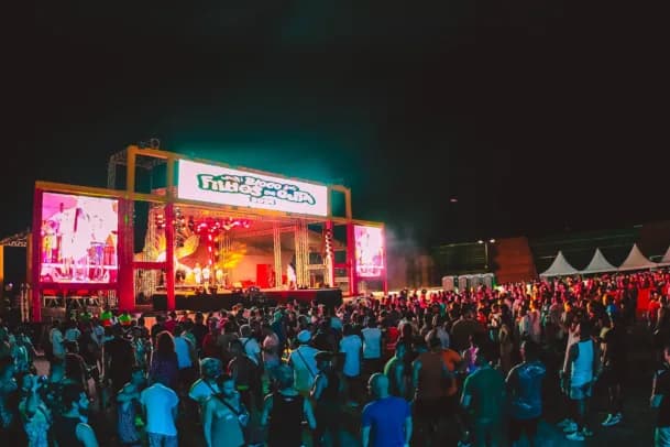 Bloco Filhos da Guta anima terça-feira de Carnaval no Mercado de Origem
